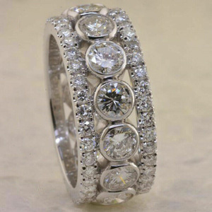 F978 Anello da donna in oro bianco con diamanti, taglio rotondo brillante, colore G, fascia di fidanzamento con diamanti laterali - Product Image 2