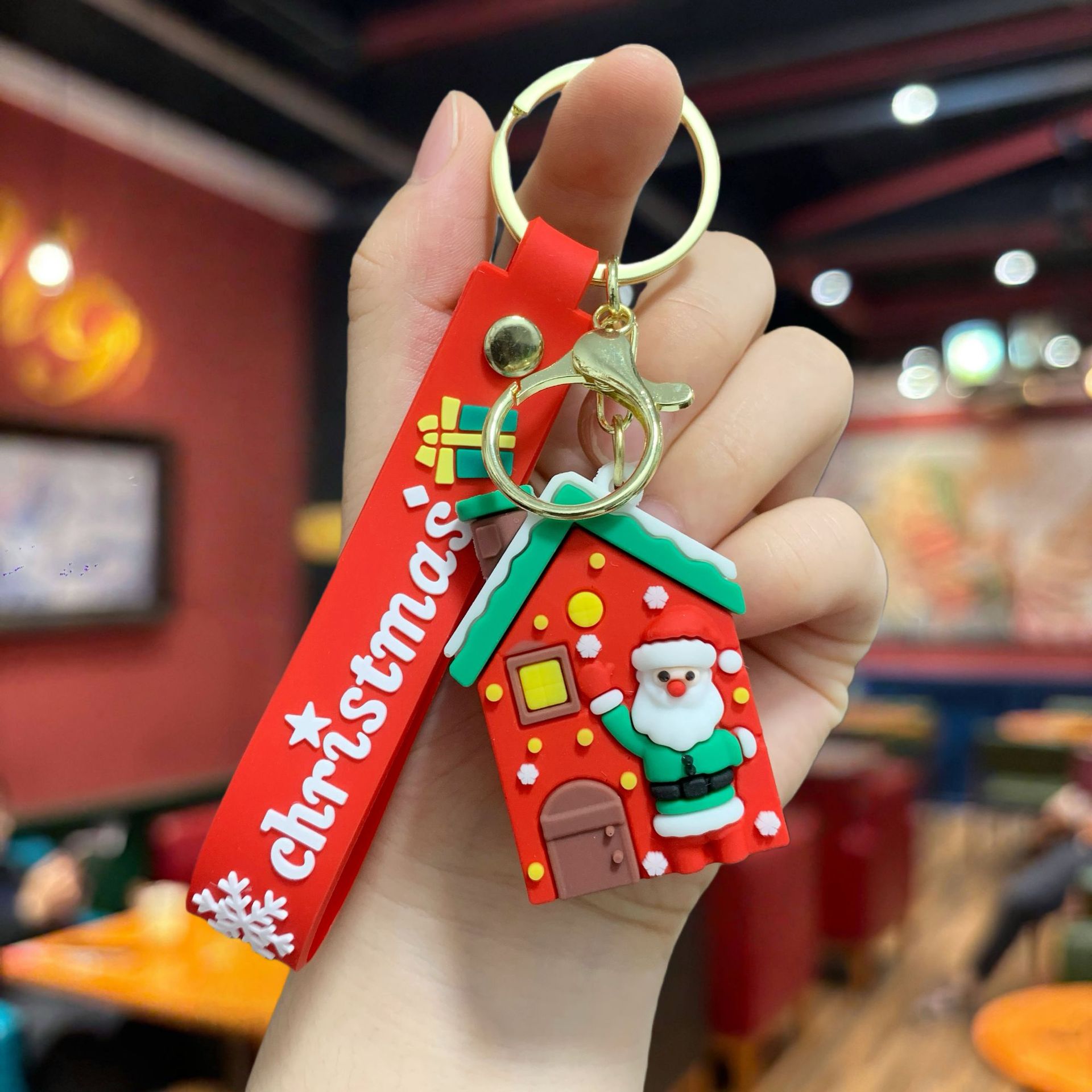 Maison de Noël rouge enneigée
