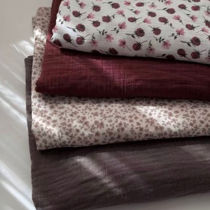 Tissu en gaze de coton naturel, texture froissée douce et plissée, pour couverture d'emmaillotage pour bébé et production de vêtements légers - Product Image 2