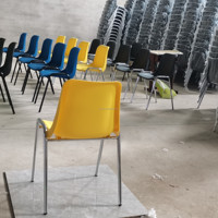 Chaise de bureau empilable en plastique et métal au design moderne avec tablette d'écriture, idéale pour les salles de conférence, les salles de réunion, la formation, l'étude, les adultes et les étudiants
