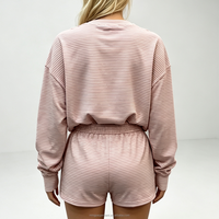 Ensemble décontracté 2 pièces pour femme : Sweat-shirt Henley rayé oversize et short assorti – Tenue de détente ample pour le quotidien