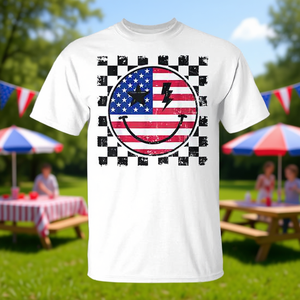 Camiseta vintage con diseño retro de la bandera de Estados Unidos y cara sonriente del 4 de julio - Product Image 3
