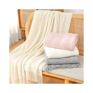 Penjualan yang baik Logo kustom desainer warna Solid tempat tidur polos Sofa tekstur lembut akrilik rajutan selimut melempar dengan rumbai