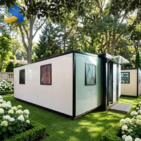 Casa Contenedor Prefabricada de Acero Ligero de Lujo Europeo de 20 pies, Techo a Dos Aguas, Terraza Envolvente, Puertas de Panel Sándwich, Certificación CE