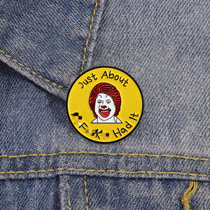 Broche ronde jaune amusante de clown, badge amusant, lettres personnalisées « Just About Had It » pour travailleurs exaspérés, épingle de revers en émail pour femme - Product Image 2