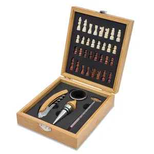 مجموعة هدايا مفتاح النبيذ المخصصة مفتاح زجاجات مفتاح كرتون صندوق خشبي للهدايا مع شطرنج