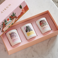 Ensemble cadeau de bougies blanches AIKUN avec trois étiquettes illustrées, logo personnalisé et emballage pour cadeaux de marque
