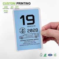 Plaques d'identification de véhicule personnalisées en PP pour les flottes portuaires et aéroportuaires, carte de permis blanche avec panneau bleu clair et impression année 2028, OEM