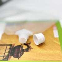 Transparante hersluitbare stand-up pouch met uitgiettuit, voedselveilige PET/PA/AL, gravure bedrukt, aanpasbaar, recycleerbare verpakking voor mineraalwater