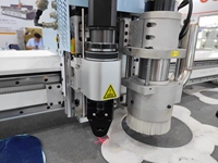 Machine de découpe automatique à couteau oscillant CNC Rongchi avec écran tactile LCD et moteur pour PVC, tissu, cuir, textile multicouche et blocs