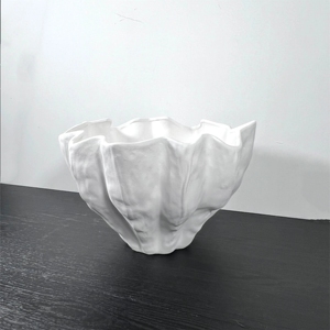 แจกันดอกไม้ทรงกลมสีขาวทันสมัยเคลือบด้านเซรามิกสำหรับตกแต่งบ้านหรืองานแต่งงาน - Product Image 2