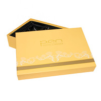 Coffret cadeau personnalisé en papier gaufré écologique avec finition mate et impression sérigraphique dorée, couvercle supérieur et inférieur, fabrication artisanale