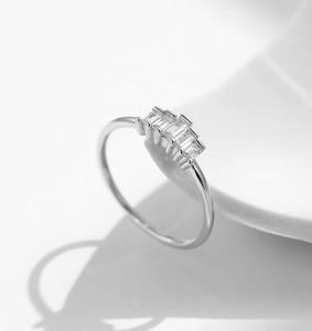 Anillo de compromiso de plata S925 con diamantes baguette para mujer, estilo clásico geométrico con engaste de canal, ideal para regalar a seres queridos. - Product Image 4