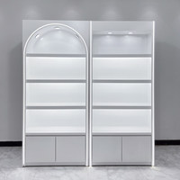 Vitrine de présentation de cosmétiques blanche simple avec finition peinture au four, rangement amovible et éclairage pour salon de beauté et boutique de cosmétiques