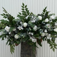 Guirlande florale artificielle moderne faite à la main en soie avec verdure suspendue pour la décoration de la remise des diplômes et de la fête des Mères