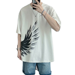 เสื้อยืดสีขาวขนาดใหญ่พิเศษสำหรับผู้ชาย พิมพ์ลายปีกสีดำ แขนสั้น คอกลม สวมใส่สบาย ทรงหลวม ระบายอากาศได้ดี ผลิตจากผ้าฝ้ายเจอร์ซีย์ - Product Image 1