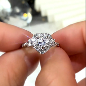 Anello di Fidanzamento F756 per Donna in Oro Bianco con Diamante Taglio Cuore Colore D Naturale e Diamanti Laterali - Product Image 6