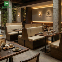 Ensemble table et chaises en bois massif pour restaurant commercial, style sud-est asiatique, écologique, robuste, durable, avec banquette en rotin tressé.