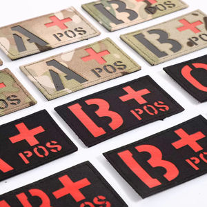 Patch de groupe sanguin personnalisé en nylon réfléchissant IR CP 8x5CM avec fixation auto-agrippante pour accessoire d'urgence extérieur Fabriqué en Chine - Product Image 2