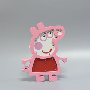 Baby Peppa Luz de pared de madera Decoración de pared de guardería, Luz LED Decoración de la habitación de los niños Luz de noche Diseño personalizado para niños - Product Image 1