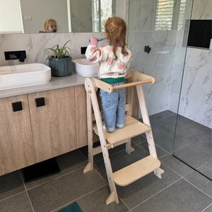 Marchepied pliable en <span class=keywords><strong>bois</strong></span> de sécurité pour tout-petits avec 2 barres de sécurité et <span class=keywords><strong>4</strong></span> <span class=keywords><strong>pieds</strong></span> amovibles stabilisateurs latéraux pour un rangement facile - Product Image 3
