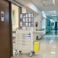 Tour d'anesthésie chirurgicale moderne en ABS avec plateaux pharmaceutiques transparents à trois rangées, conception pratique à 4 roulettes pour une utilisation en hôpital et en hôtel