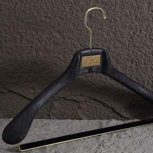 Cintres <span class=keywords><strong>de</strong></span> magasin <span class=keywords><strong>de</strong></span> vêtements avec logo personnalisé en bois massif Costumes sur mesure à un niveau pour <span class=keywords><strong>la</strong></span> couture MTM pour garde-robe ou salle <span class=keywords><strong>de</strong></span> bain - Product Image 1