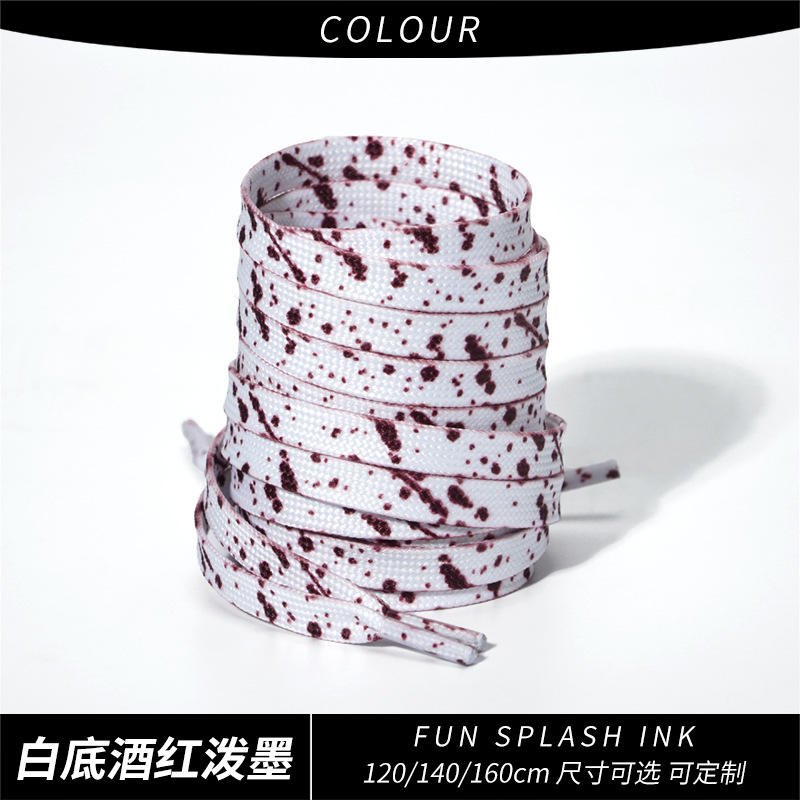 Fond blanc, éclaboussure d'encre rouge vin.