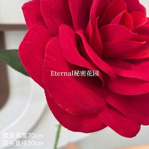 Rose géante en velours rouge Secret Garden, fleur en soie pour décoration de mariage et décoration intérieure - Product Image 5