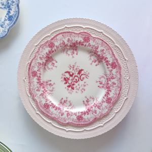 أطباق عشاء سيراميك كلاسيكية بتصميم زهري أنيق، أطباق شاحن زفاف من البورسلين بحافة زهور لتأجير الفعاليات - Product Image 5