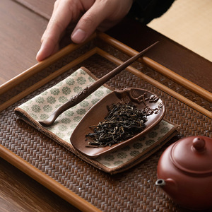Cuchara de té de madera de nogal con relieve de flor de ciruelo, forma plana para la ceremonia del té - Product Image 3
