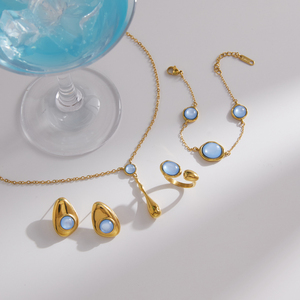 Boucles d'oreilles clous en acier inoxydable plaqué or 18 carats avec résine bleue J&D Jewelry pour femmes, bijoux géométriques irréguliers minimalistes - Product Image 6