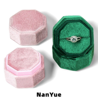 Boîte à bagues octogonale en velours en gros, personnalisable avec logo, emballage de luxe pour bijoux, idéale pour les propositions de mariage, les bagues de fiançailles et la présentation de cadeaux.