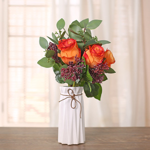 Ramo de Rosas Artificiales Naranjas Pre-Atado con Eucalipto y Bayas Púrpuras, Arreglo Floral de Seda para Decoración de Mesa y Jarrones del Hogar - Product Image 1
