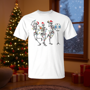 Maglietta natalizia con stampa di un infermiera scheletro che balla, bianca, unisex per adulti, idea regalo per le feste. - Product Image 2
