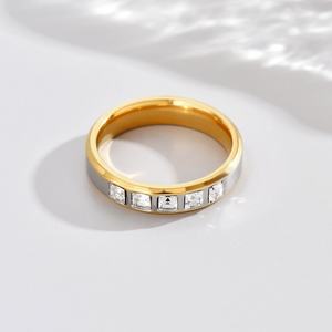 Nouvelle bague de couple carrée en acier inoxydable avec diamant de laboratoire, plaquée électrolytiquement, pour femme, idéale pour les mariages romantiques et les fêtes. - Product Image 2