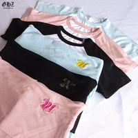 2025 nouveauté Logo personnalisé femmes à manches courtes Yoga vêtements de détente ensemble pantalon évasé dentelle brodé Technique court deux pièces ensemble
