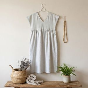 Robe rayée simple et élégante pour femme avec col en V, tissu en coton léger, coupe décontractée, parfaite - Product Image 1