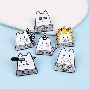 Spilla da Bavero all'Ingrosso con Gatto Bianco Carino con Freccia e Coltello, Accessori per Abbigliamento, Distintivo in Metallo - Product Image 2