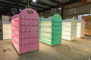 رف عرض حلويات الكريسماس وردي اللون يُمكن استخدامه كزينة للمتاجر لتقديم الوجبات الخفيفة ويُمكن تصميم الحلوى حسب الطلب ورف عرض الحلوى - Product Image 3