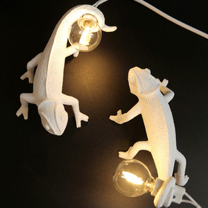 Lampe de bureau chameleon au design nordique moderne, lampe de table créative en résine pour salon et chambre à coucher - Product Image 3