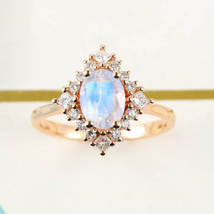 แหวนเงินแท้ 925 ชุบทองคำสีกุหลาบ ประดับด้วยมูนสโตนสีน้ำเงินธรรมชาติทรงเหลี่ยม ดีไซน์ทันสมัย เหมาะสำหรับงานแต่งงาน งานหมั้น หรือเป็นของขวัญ - Product Image 1