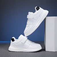 Nouvelles baskets blanches classiques en microfibre respirante, style en magasin, pour le marché national et international, avec lacets avant et doublure en coton à la cheville.