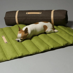 Cama para Perro 2025, Tapete de Viaje para Perro, Cómodo Tapete Enrollable, Portátil, Lavable, con Funda de Cuero PU - Product Image 1