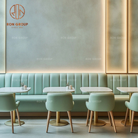 Ensemble de meubles de café moderne, restaurant, canapé en cuir véritable vert et chaises assorties avec table ronde en bois clair