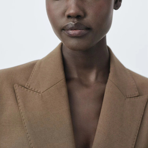 Costumes et blazers pour femmes - Veste structurée à double boutonnage avec revers en pointe, épaulettes, tissu extensible, couleur unie - Product Image 4