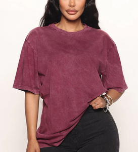 T-shirt da <span class=keywords><strong>donna</strong></span> girocollo 100% cotone stampata a <span class=keywords><strong>maniche</strong></span> <span class=keywords><strong>corte</strong></span> con spalle scese, vestibilità ampia, con dettagli ricamati a quadri/punti e bottoni - Product Image 1