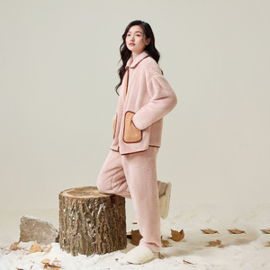 Charmant pyjama rose pour femme-Ultra-doux, chaud et élégant avec bordure marron parfait pour un sommeil d'hiver confortable - Product Image 1