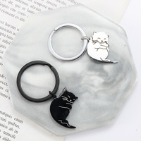 Vente en gros de porte-clés élégants en acier inoxydable avec pendentif chat noir et blanc, design minimaliste pour les meilleurs amis ou les couples.