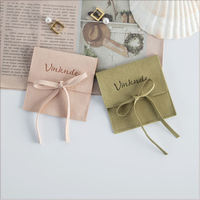 Vente en gros de petites enveloppes à rabat personnalisées avec logo imprimé 8*8cm, pochette de luxe en microfibre pour collier